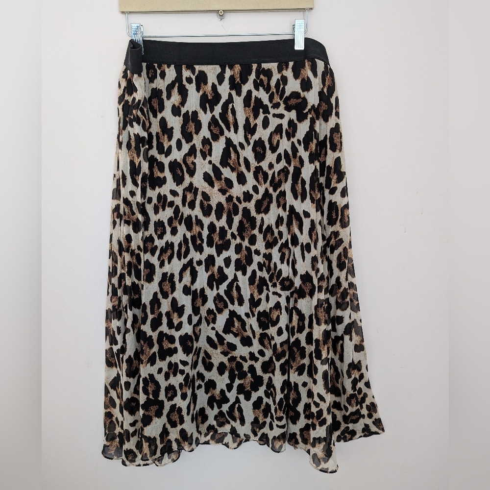 Flowy, pleated, leopard print skirt